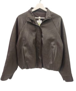 Cazadora bomber de polipiel para chica, color oscuro entre marrón o negro, cuello mao, cremallera frontal y dobladillo elÁst