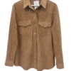 Camisa de antelina en tono camel para mujer, manga larga, corte recto, con cierres metálicos de presión y detalles de tachuel
