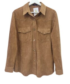 Camisa de antelina en tono camel para mujer, manga larga, corte recto, con cierres metálicos de presión y detalles de tachuel