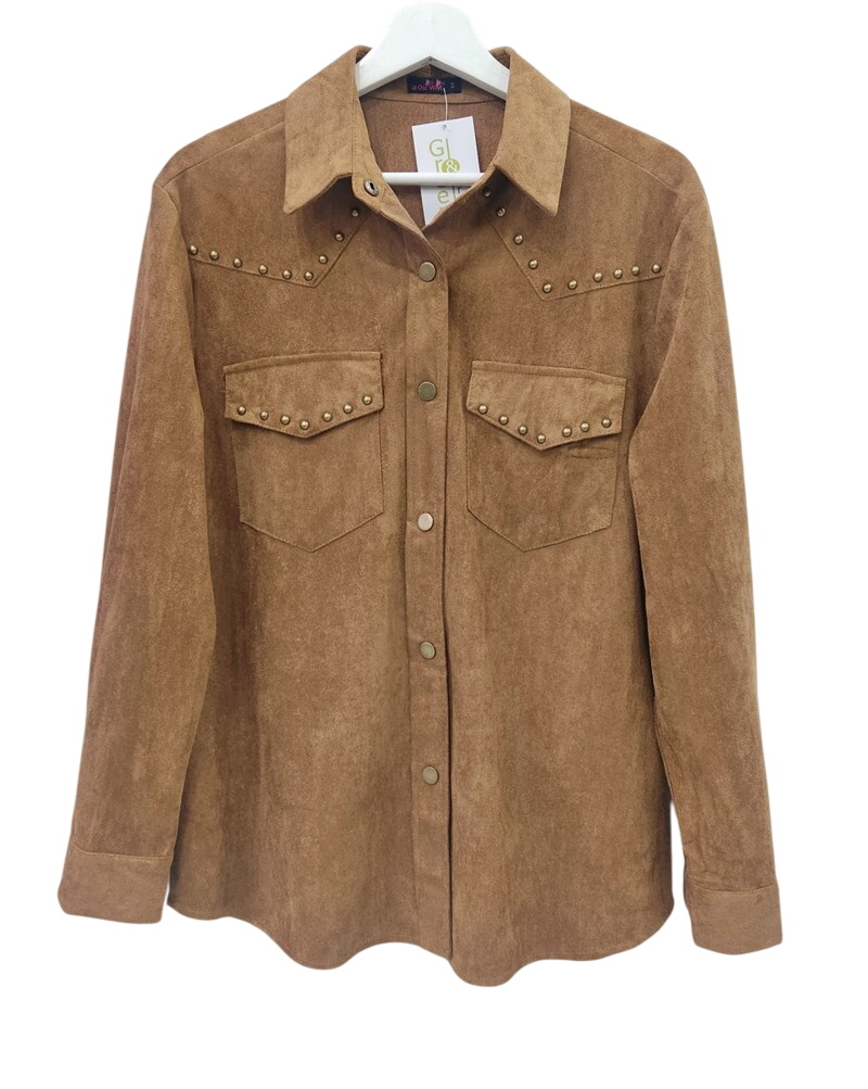 Camisa de antelina en tono camel para mujer, manga larga, corte recto, con cierres metálicos de presión y detalles de tachuel