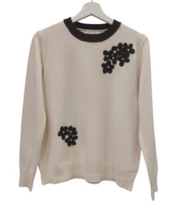 Jersey bicolor de mujer en color marfil con cuello negro y aplicaciones de flores de felpa negras, mangas largas y ajuste hol