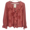 Blusa de manga larga en tono terracota para chica, con volante delantero, cuello en V, bordados florales en relieve y puñosfr