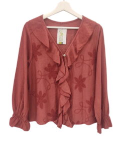 Blusa de manga larga en tono terracota para chica, con volante delantero, cuello en V, bordados florales en relieve y puñosfr