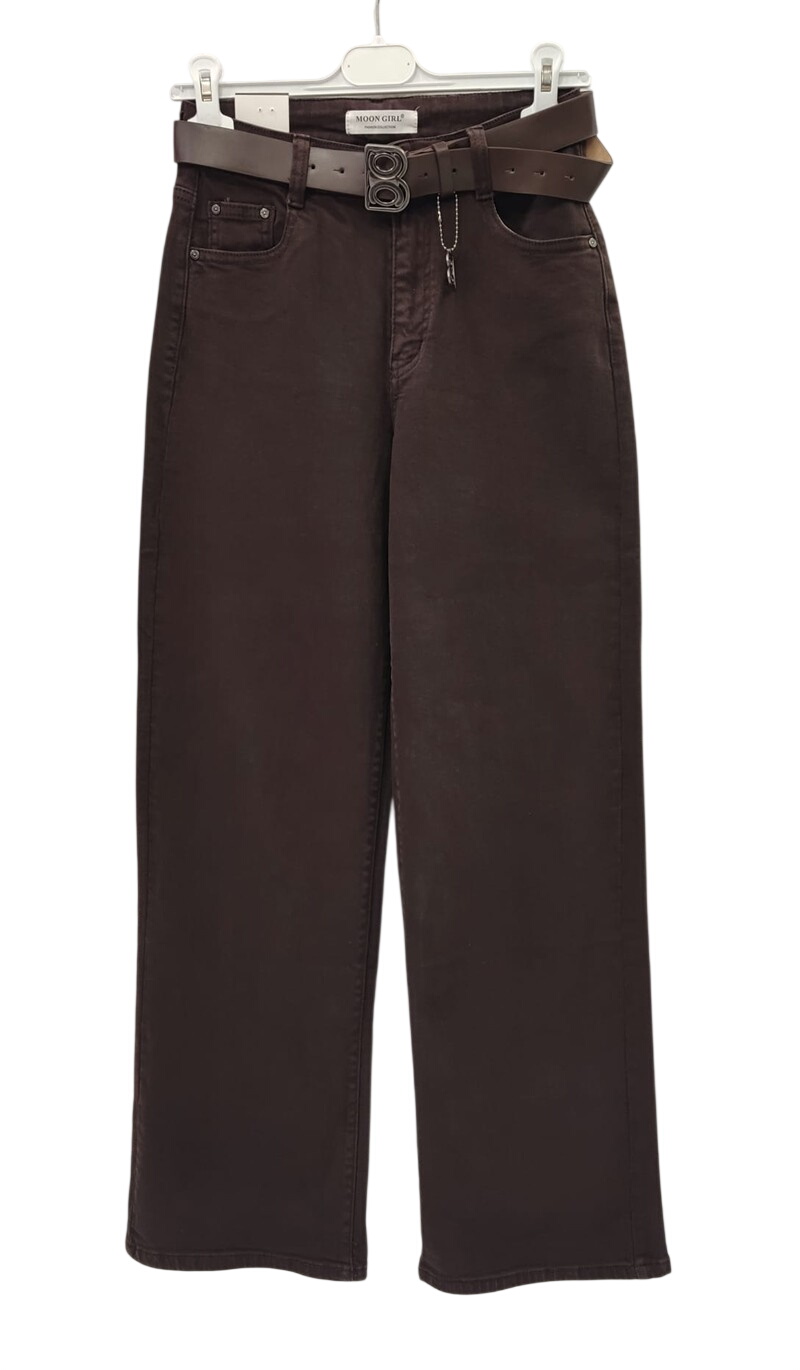 Pantalón vaquero ancho en color chocolate oscuro para chica, con cinturón sintético de hebilla en B y llavero metálico decora
