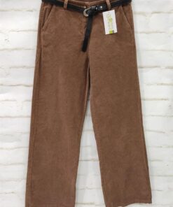 Pantalón culotte elástico. monocolor,con dos bolsillos cierre de botón y cremallera;incluye cinturón negro con hebilla plateada.