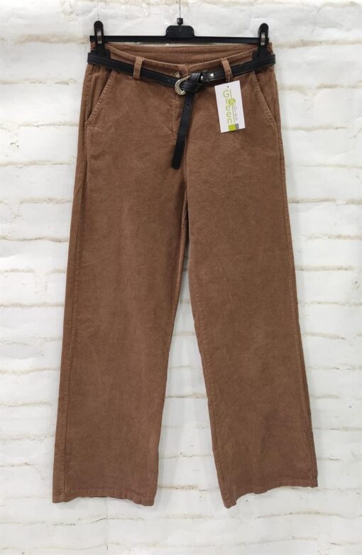 Pantalón culotte elástico. monocolor,con dos bolsillos cierre de botón y cremallera;incluye cinturón negro con hebilla plateada.