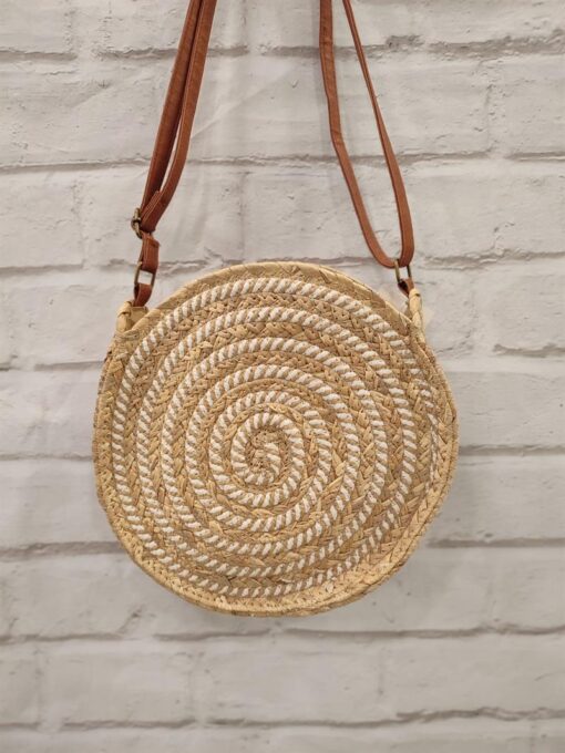 Bolso rafia redondo con asa de cuero ajustable.