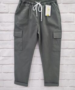 Pantalón mocolor elástico con goma y corón ajustable en la cintura y bajo recto;bolsillos en el lateral.