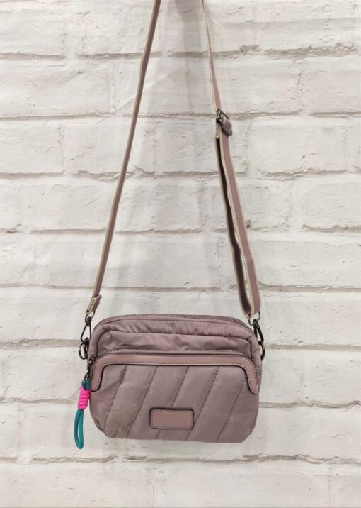 Bolso pequeño monocolor ,con asa ajustable bicolor y extraíble;dos departamentos exteriores con cierre de cremallera.