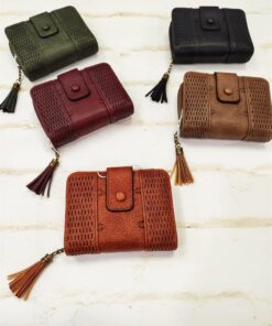 Cartera monocolor de tamaño pequeño ,con dos departamentos individuales uno con cierre de cremallera y otro con cierre de cochete.