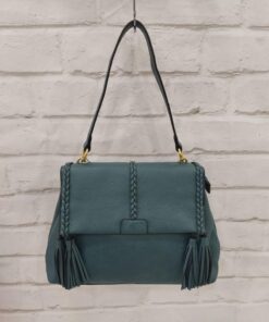 Bolso con asa larga ajustable y extraíble y asa más corta fija. Con varios compartimentos interiores y cierre con cremallera y tapa.