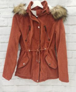 Parka forrada con borreguito. Cierre con cremallera, broches y cordón ajustable en cintura. Capucha desmontable. Con bolsillos.