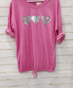 Camiseta de chica manga larga con manga caída cuello redondo ; print frontal de corazones y letras ;bajo con cordón.