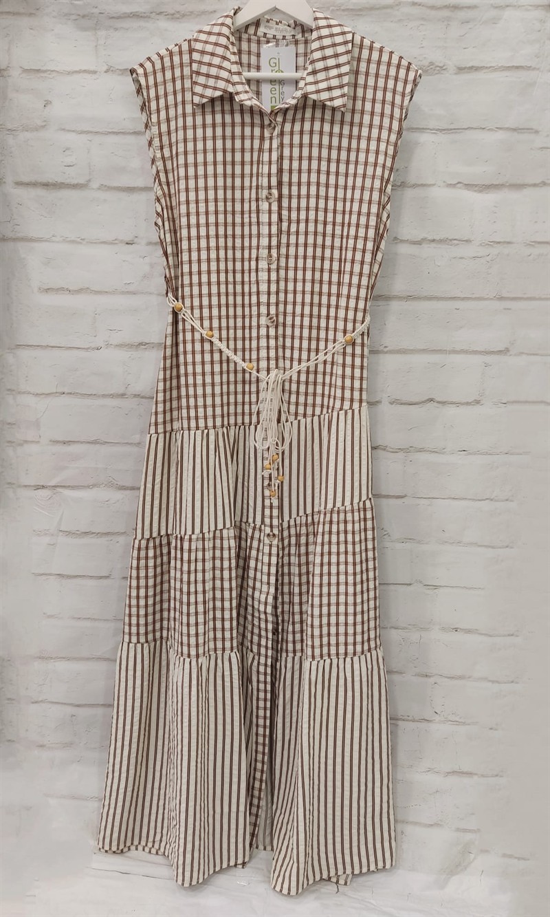 Vestido camisero largo sin mangas con estampado de cuadros y rayas marrón y blanco, cinturón de cordón blanco con cuentas dor