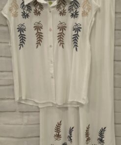 Conjunto blusa y pantalón con bordado