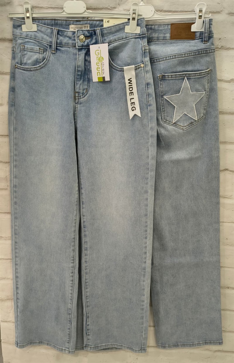 Pantalón vaquero ancho de chica en denim azul claro, corte wide leg, con estrellas bordadas en los bolsillos traseros y trabi