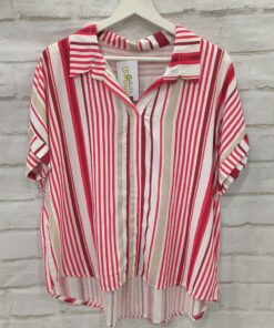 Blusa ancha de rayas verticales en tonos rojo, blanco y beige para chica, con cuello camisería, tapeta oculta y bajo redondeo