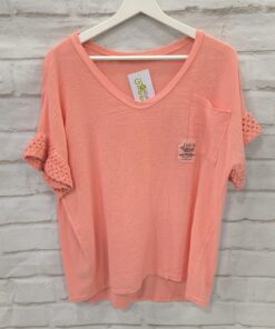 Camiseta ancha de chica, color blanco, con doble tejido en la parte frontal y bolsillo aplicado, manga corta y cuello redondo