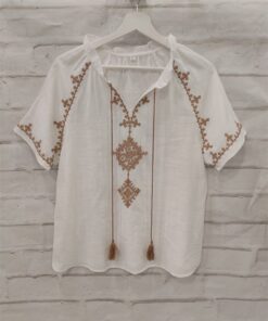 Blusa con bordados y cordón