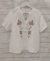 Blusa con bordado trebol