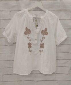 Blusa con bordado trebol