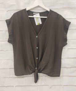 Camisa con relieve cuello V