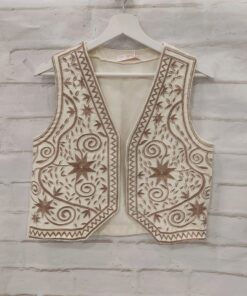 Chaleco con bordados estilo boho