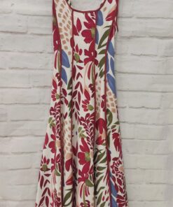 Vestido largo de tirantes anchos con estampado floral en tonos granate, verde y azul sobre fondo blanco, espalda elástica y g