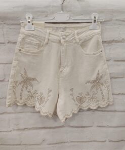 Short vaquero de chica en denim blanco crema, corte recto, dobladillo ondulado y bordado de palmeras tropicales en hilo marr