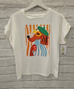 Camiseta blanca de chica con manga corta, cuello redondo y print frontal de perro con gafas y boina sobre fondo de rayas nran