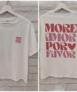 Camiseta blanca de manga corta para chica, cuello redondo y gran estampado trasero en rojo y rosa con el texto MORE AMOR POR