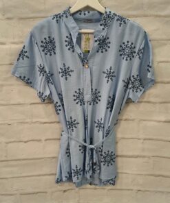 Blusa larga azul claro de flores para chica, estampado floral con contraste en negro, cuello mao, manga corta y cinta ajusta