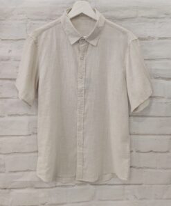 Camisa de lino color crema para chico, manga corta, corte recto y cuello clásico camisero, tejido ligero y transpirable, con