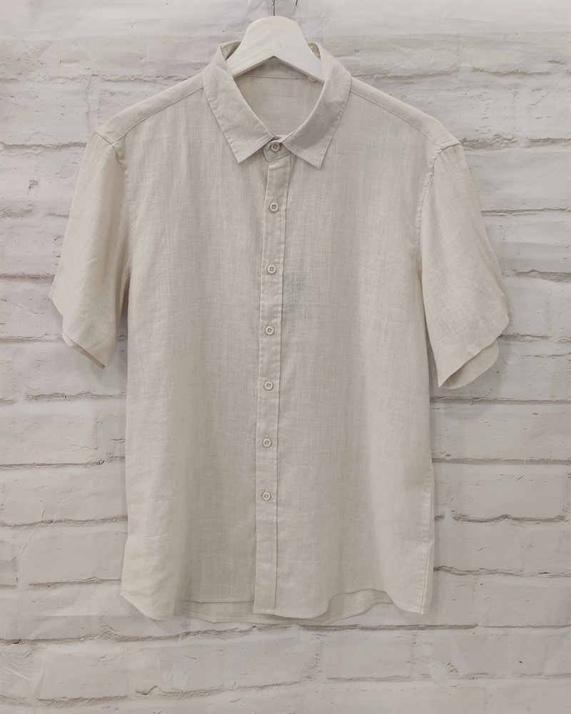 Camisa de lino color crema para chico, manga corta, corte recto y cuello clásico camisero, tejido ligero y transpirable, con