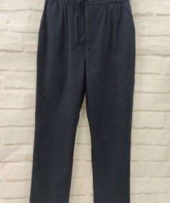 Pantalón recto de chico en azul marino tipo lino, tejido suave fluido, cintura elástica con cordón y cierre de botón, bolsosl