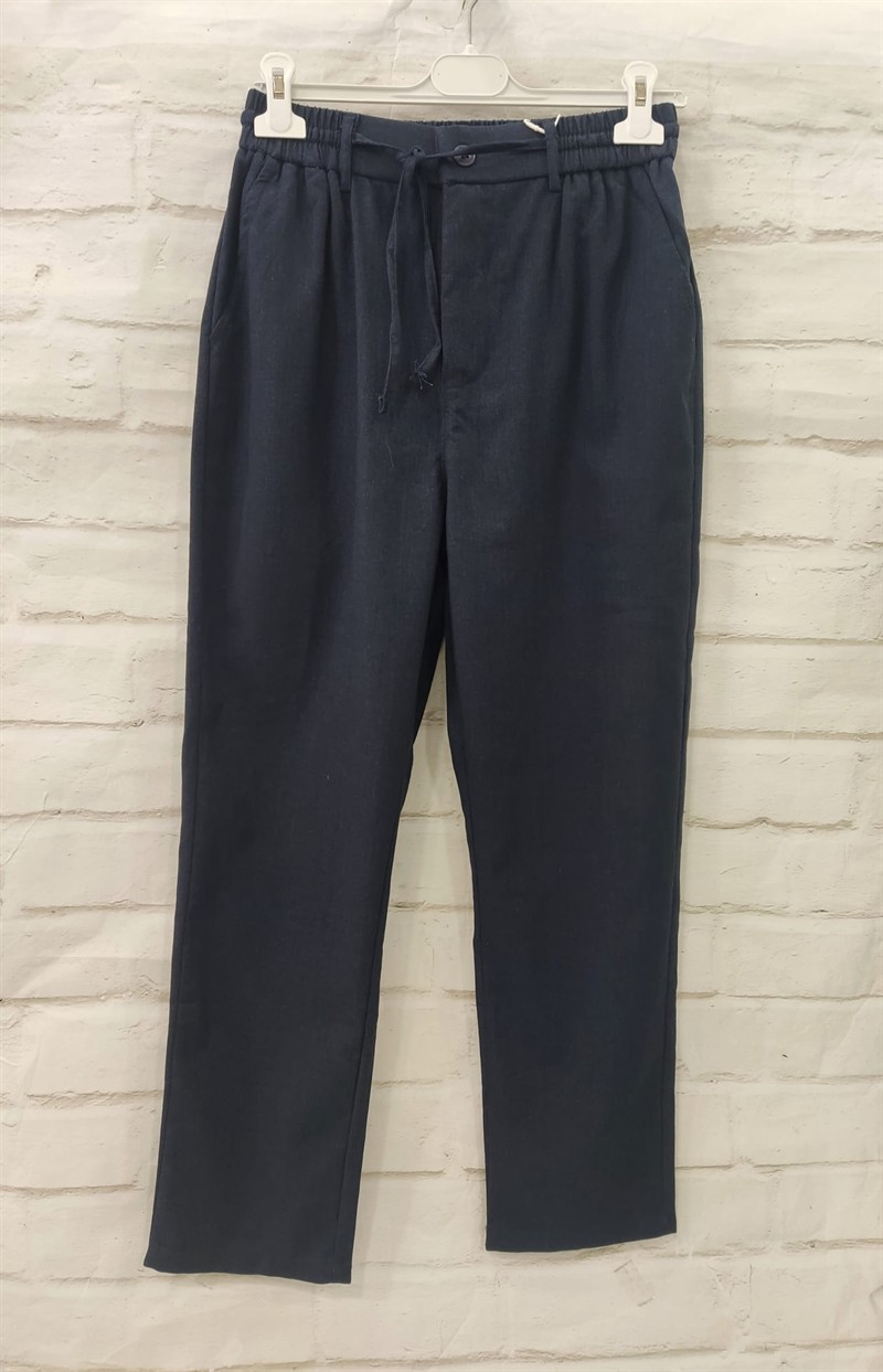 Pantalón recto de chico en azul marino tipo lino, tejido suave fluido, cintura elástica con cordón y cierre de botón, bolsosl