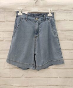 Short denim fluido azul claro para chica, corte recto, bolsillos al bies y cintura elástica trasera, tejido suave y cierre de