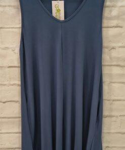 Vestido corto de punto en azul profundo, diseño monocolor con escote redondo, sin mangas, corte recto, bolsillos laterales y