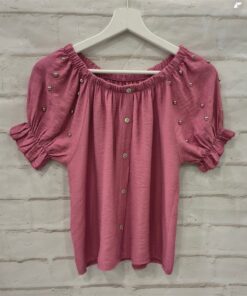 Blusa rosa de manga bombacha con volantes y tachas plateadas, escote elástico amplio, botones frontales y corte holgado para