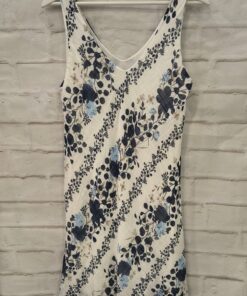Vestido midi blanco con tirantes para chica, estampado de flores en tonos azules y beiges, escote en V delantero y trasero, y