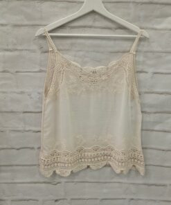 Camiseta de tirantes beige claro para chica, con encaje floral en el escote, detalles bordados en busto y bajo, y acabado ond