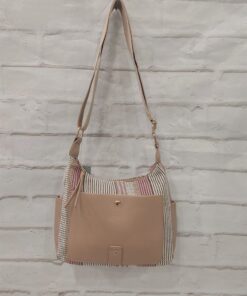 Bolso bandolera en beige claro con panel geométrico en rosa, blanco y negro, asa larga regulable, cierre de cremallera y bols