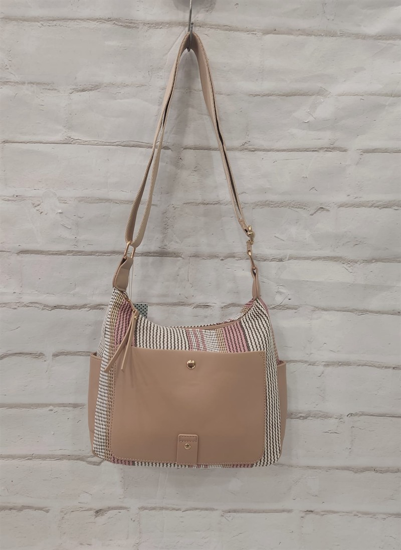 Bolso bandolera en beige claro con panel geométrico en rosa, blanco y negro, asa larga regulable, cierre de cremallera y bols