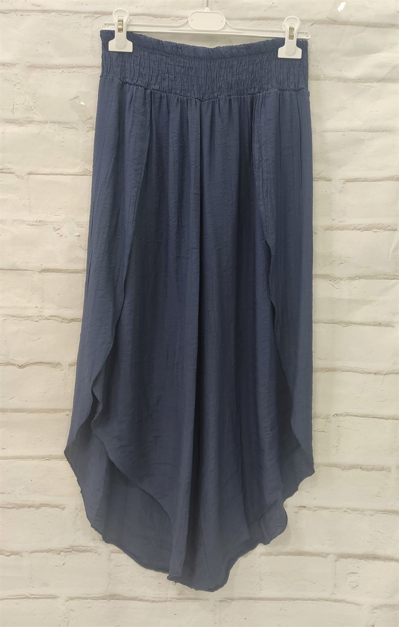 Pantalón flojo azul profundo para chica, corte largo holgado, con aberturas frontales en las piernas y textura arrugada en la