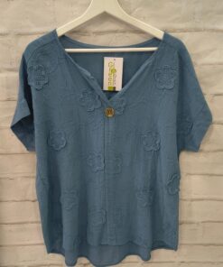 Blusón azul grisáceo para chica, 100% algodón con flores bordadas en toda la prenda, escote en V, mangas cortas y botón de m