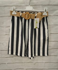 Pantalón corto de rayas verticales blanco y negro para chica, corte holgado, cinturilla elástica y cinturón trenzado beige