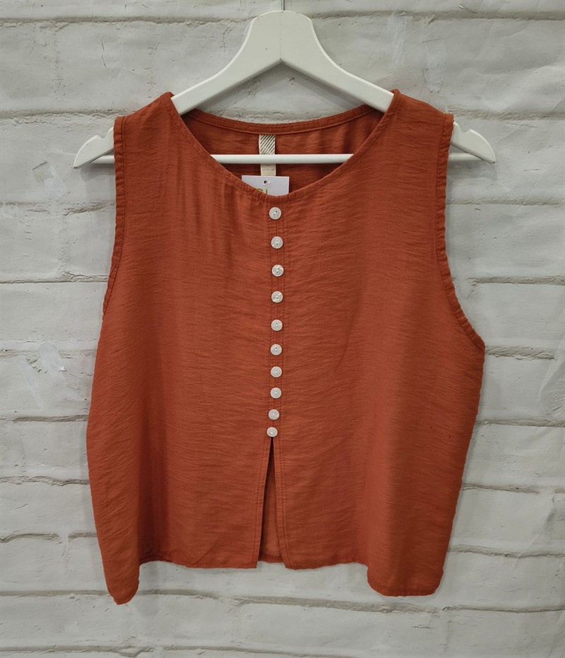 Blusa sin mangas recta color terracota para chica con botones decorativos blancos en el frontal, tejido de viscosa elástica y