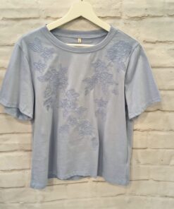 Camiseta flor relieve