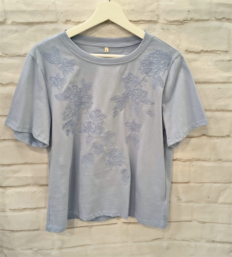 Camiseta flor relieve
