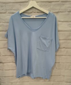 Camiseta cuello v con bolsillo